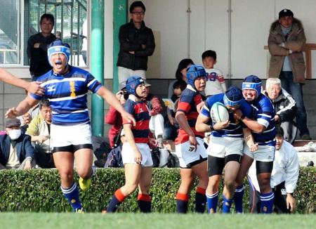 （石見智翠館ー関学）後半、逆転のトライを挙げ吉岡淳輔（右）から祝福を受ける石見智翠館の小幡将己と喜ぶフィフティーン＝花園ラグビー場（撮影・持木克友）