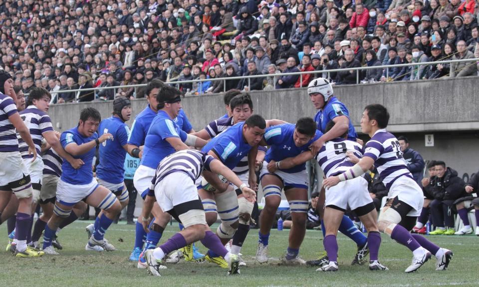 　後半２８分、東海大ＦＷタタフ（中央）が同点トライを決める