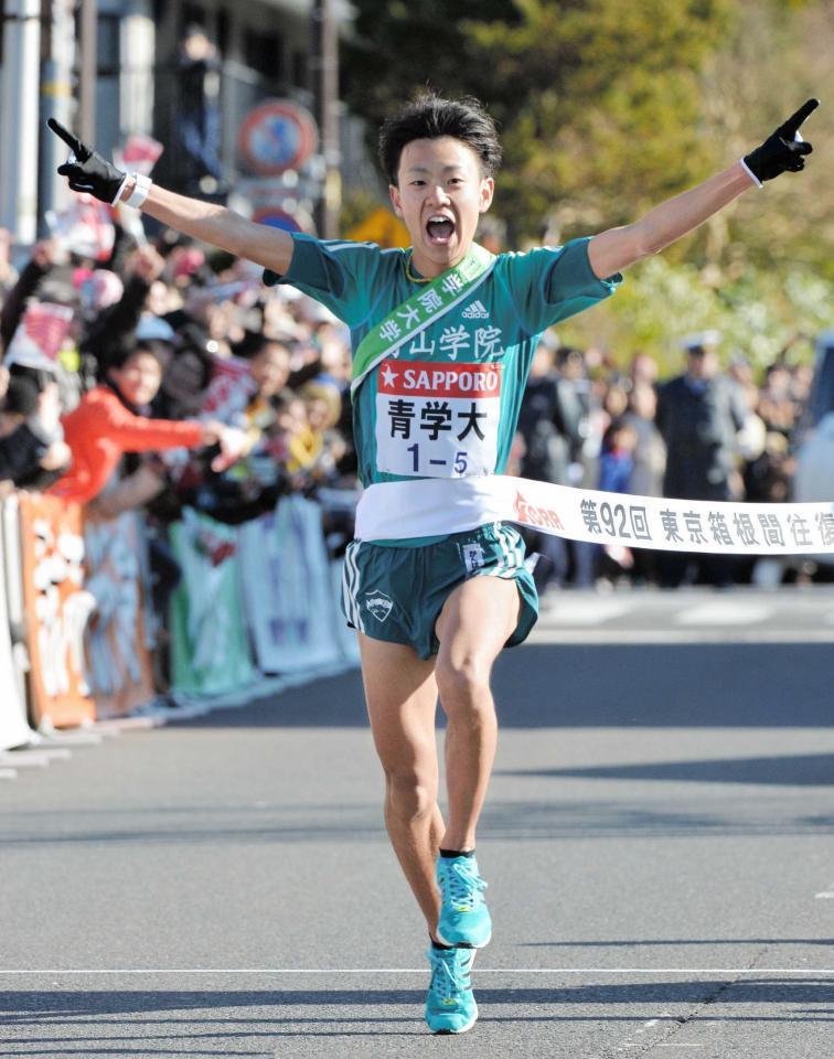 　２年連続の箱根駅伝往路優勝を決めて喜ぶ青学大・神野（撮影・佐々木彰尚）