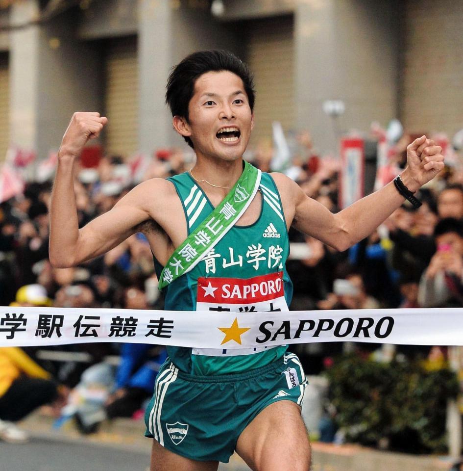 ２年連続の箱根駅伝優勝に喜ぶ青学大・渡辺利典＝東京・大手町（撮影・佐々木彰尚）