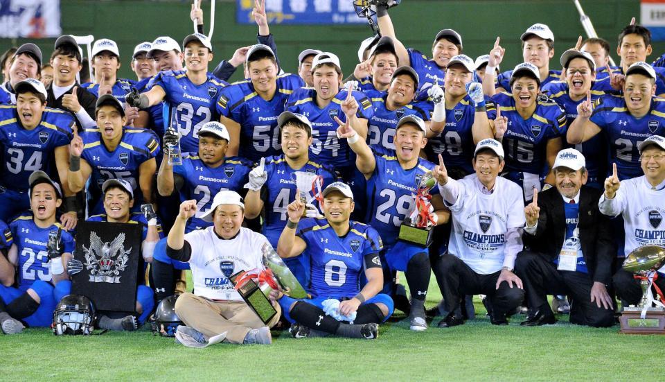 　歓喜のナンバーワンポーズをするＱＢ高田（前列中央８番）らパナソニックの選手たち