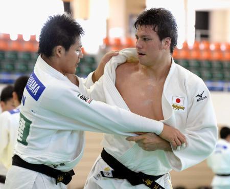 　柔道日本男子の強化合宿で練習する七戸龍（右）＝沖縄県豊見城市