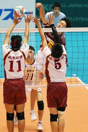 　星城-佐賀商　第２セット、星城・都築（６）がスパイクを決める＝東京体育館