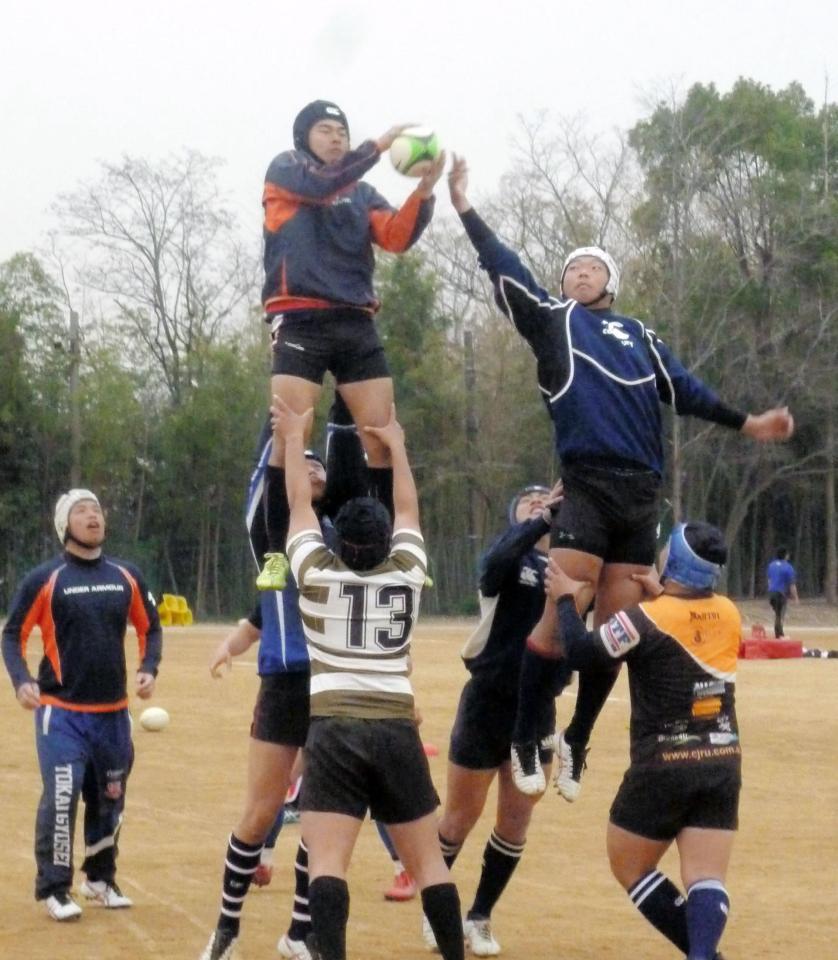 　東福岡戦へ向け、ラインアウトの確認をする東海大仰星フィフティーン