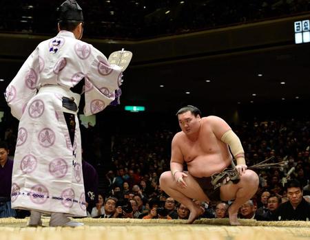 勝ち名乗り中に物言いがつけられた白鵬（右）＝両国国技館（撮影・園田高夫）