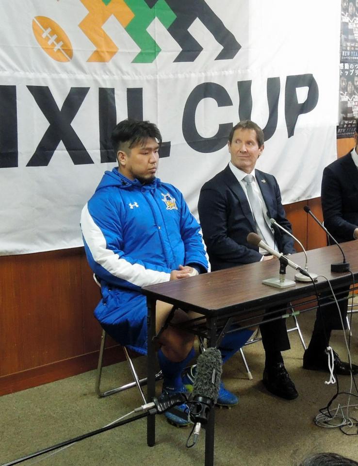 ４強入りしたパナソニックの堀江主将（左）とロビー・ディーンズＨＣ