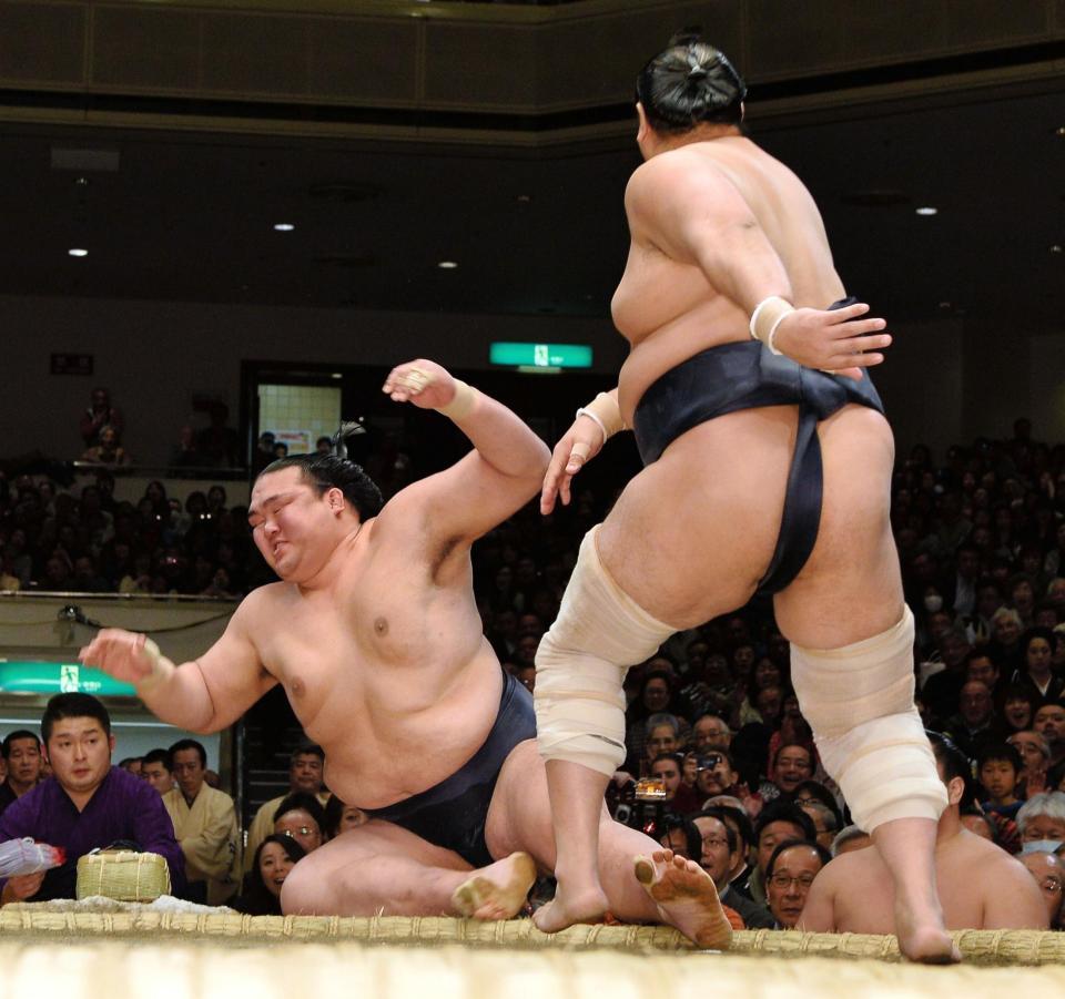 取り直しの１番で安美錦（右）に押し倒された稀勢の里＝両国国技館（撮影・園田高夫）