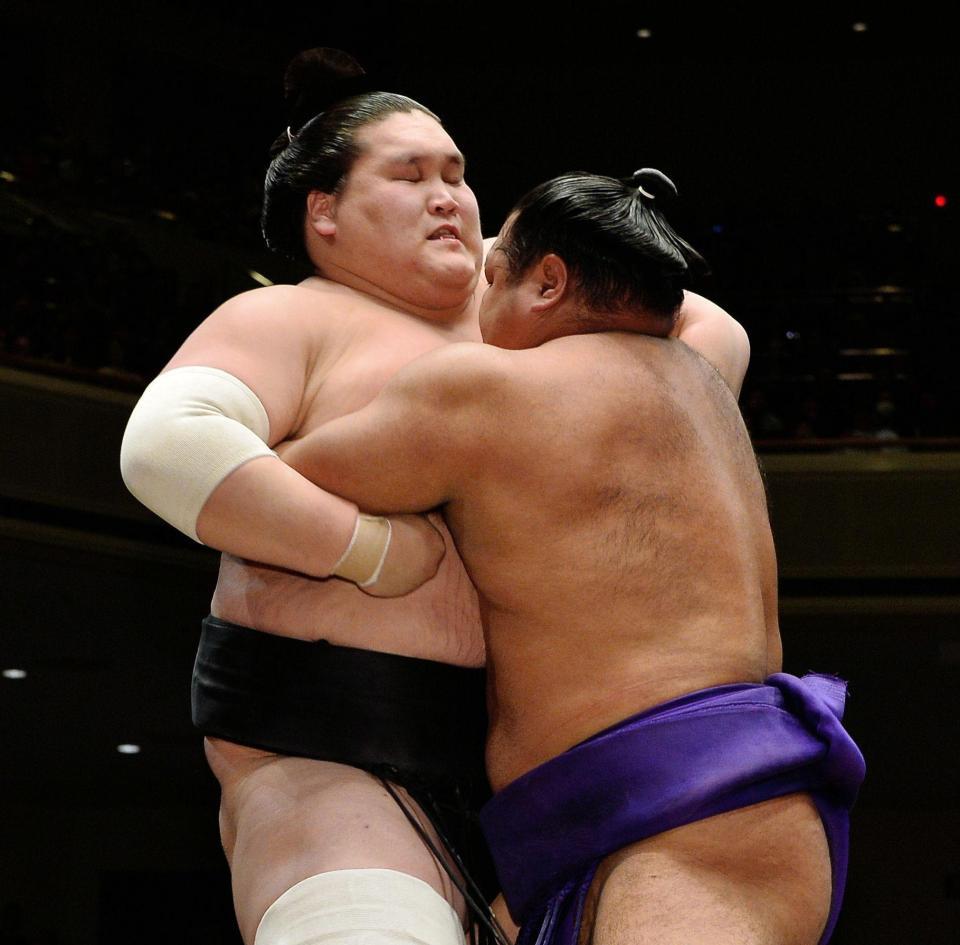 きめだしで松鳳山（右）を破った照ノ富士＝両国国技館（撮影・園田高夫）