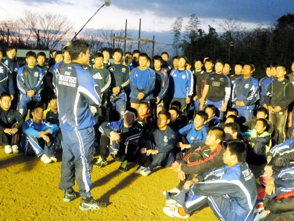 最後の練習後、選手に「日本一になろう」とゲキを飛ばす東海大仰星・真野主将