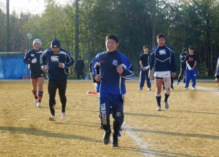 　ダッシュで先頭を切って走る東海大仰星・真野主将（中央）