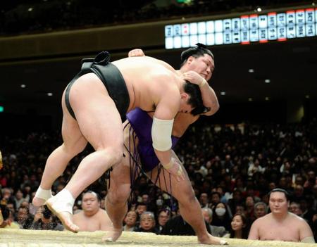 日馬富士（手前）をすくい投げで破った松鳳山＝両国国技館（撮影・開出牧）