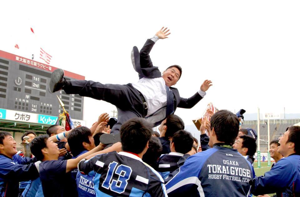 フィフティーンから胴上げされる東海大仰星・湯浅監督（撮影・山口登）