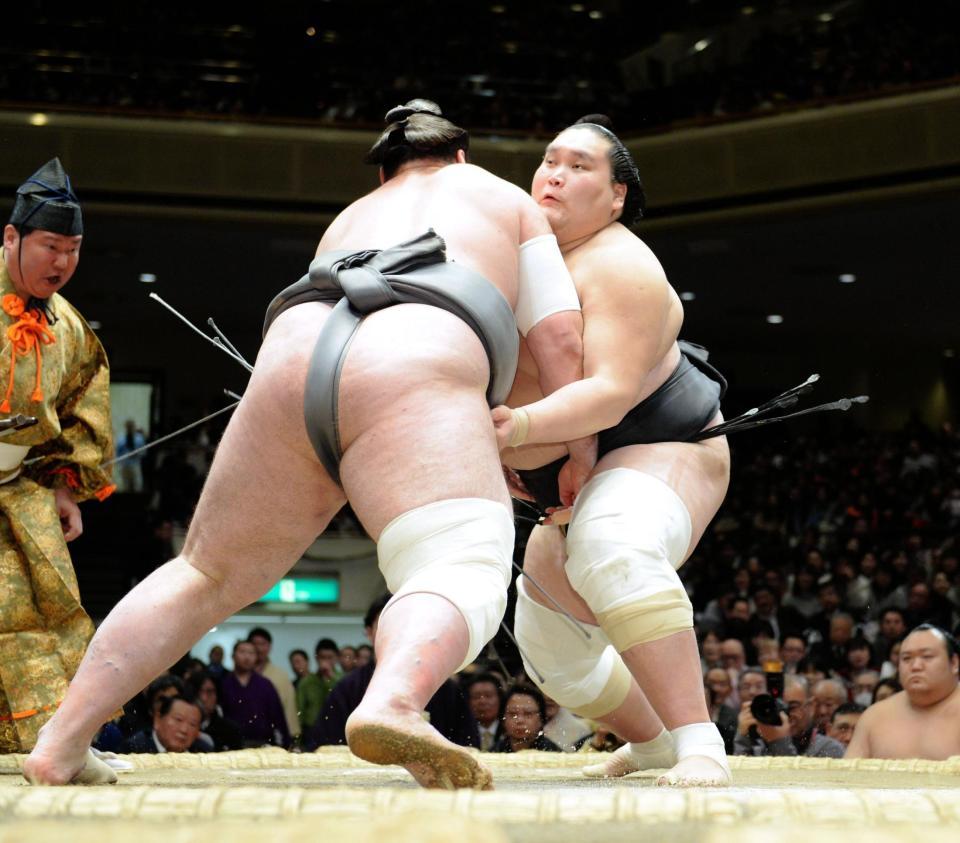 栃ノ心（左）を寄り切りで下した照ノ富士＝両国国技館（撮影・開出牧）