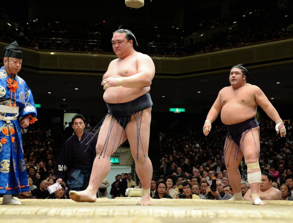 栃煌山（右）を押し出しで下した稀勢の里＝両国国技館（撮影・開出牧）