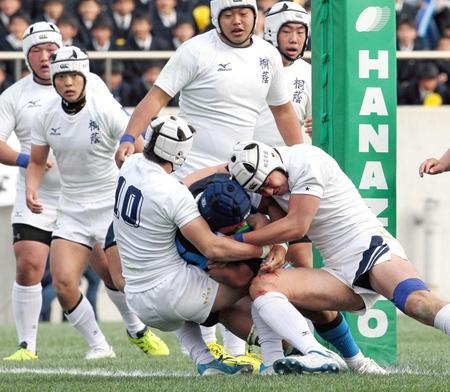前半、桐蔭学園フィフティーンは懸命のディフェンスをするが、東海大仰星・真野泰地にトライを奪われる