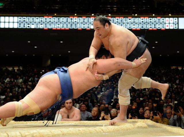 琴奨菊　大関ただ一人４連勝「後の先」