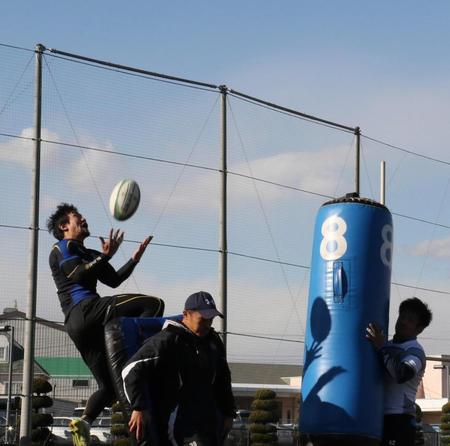 大型ダミーでプレッシャーをかけられる中でハイパント捕球を練習するＷＴＢ北川（左）