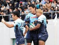 ヤマハ発動機－東芝　前半・トライを決めたヤマハ発動機・ハビリ　ロッキー（右）を祝福するヤマハ発動機・五郎丸歩（中央）＝花園（撮影・北村雅宏）