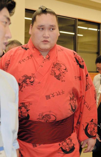 照ノ富士ピンチ左膝半月板も負傷