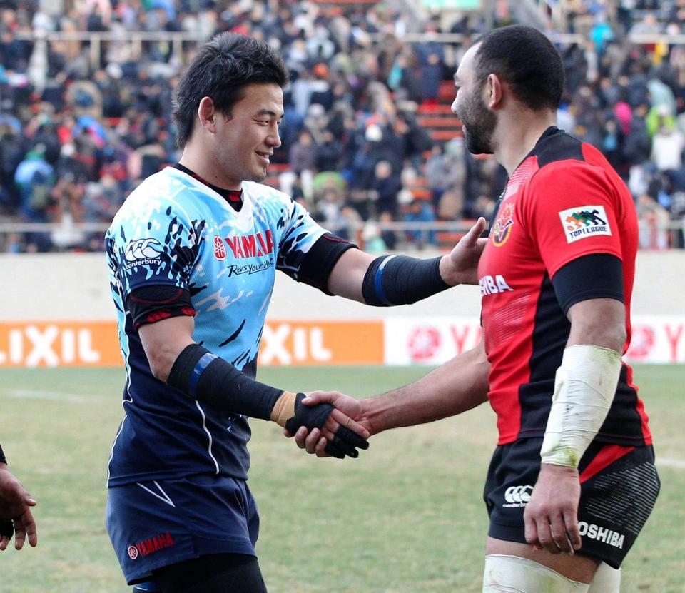 　試合後、東芝・リーチ（右）と握手するヤマハ発動機・五郎丸