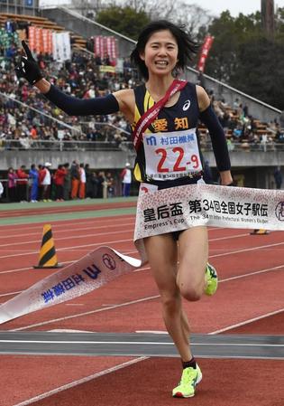 １位でゴールする愛知の鈴木亜由子