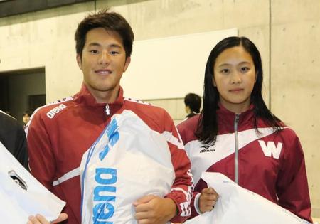 最優秀選手賞に選ばれた瀬戸大也（左）と女子優秀選手賞に選ばれた渡部香生子