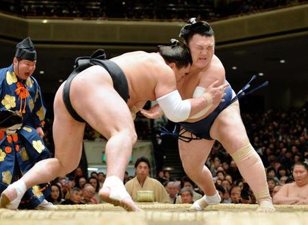 　まわしのさがりがないまま、勢（右）と対決する日馬富士