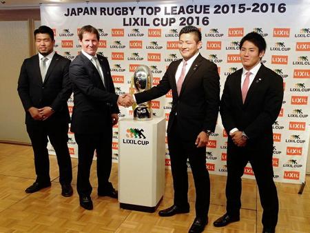 決勝を控え会見した左からパナソニックの堀江主将、ロビー・ディーンズ監督、東芝の冨岡監督、森田主将＝明治記念館