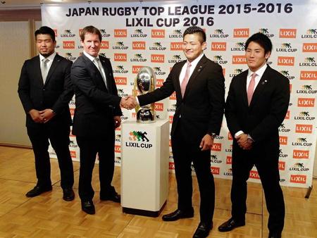 　決勝を控え会見した（左から）パナソニックの堀江主将、ロビー・ディーンズ監督、東芝の冨岡監督、森田主将