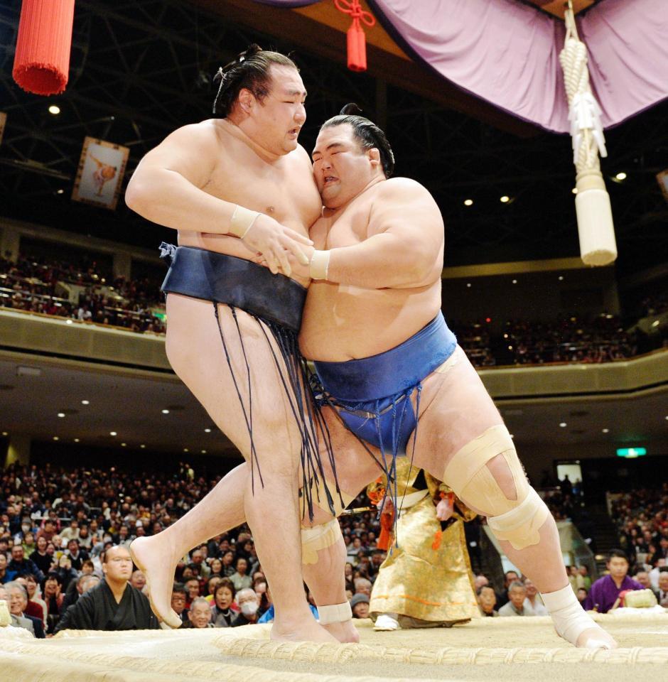 鶴竜（左）を寄り切りで破った琴奨菊（撮影・西岡正）