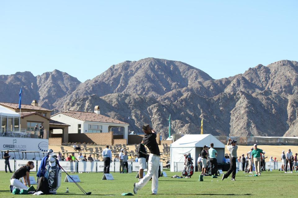 雄大な山脈をバックに練習する岩田寛