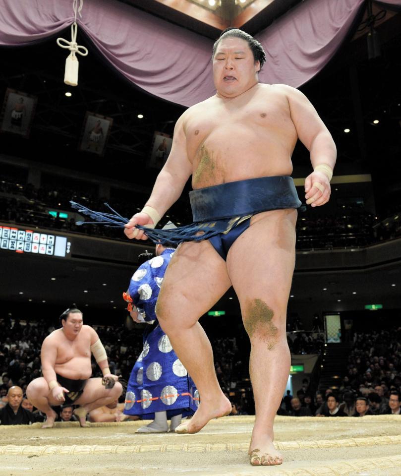 白鵬に敗れ負け越しが決まった豪栄道＝両国国技館（撮影・村中拓久）