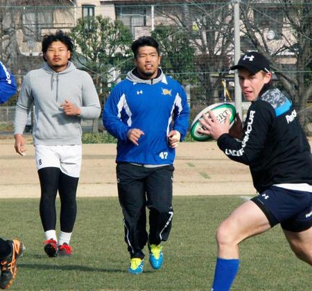 　トップリーグ決勝に向け練習するパナソニックの堀江（中央）＝共同＝