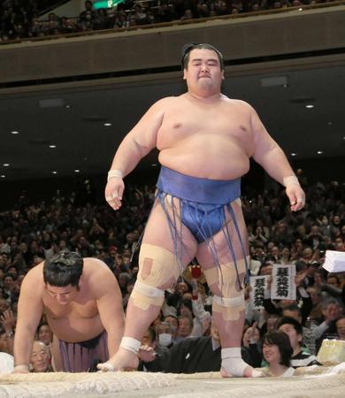 　琴奨菊は寄り切りで栃煌山（左）を下し唇をかみしめる