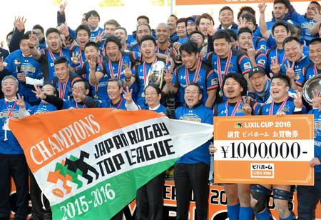 ３連覇を達成し喜びを爆発させるパナソニックフィフティーン＝秩父宮（撮影・棚橋慶太）