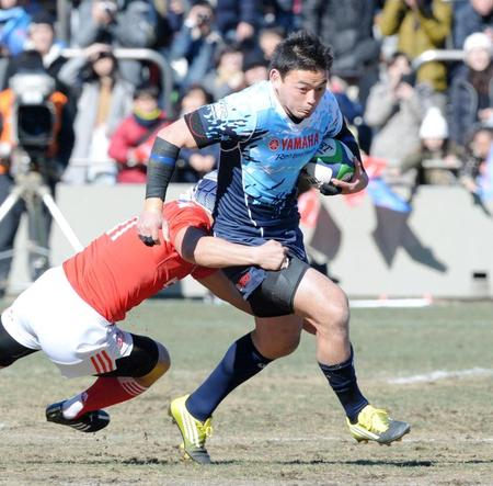 前半、ディフェンスを引きずり突進するヤマハ・五郎丸歩＝秩父宮（撮影・棚橋慶太）