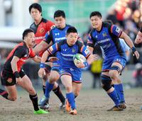 後半、東芝ディフェンスを振り切り突進するパナソニック・田中史朗＝秩父宮（撮影・棚橋慶太）