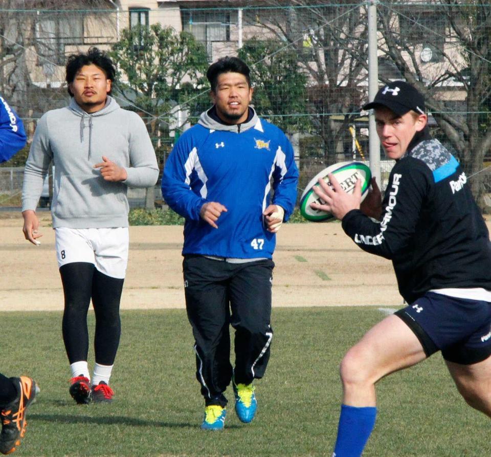 　トップリーグ決勝に向け練習するパナソニックの堀江（中央）＝共同＝