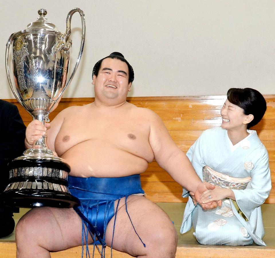 琴奨菊が10年降りとなる日本出身力士優勝をはたす。右は祐未夫人（撮影・堀内翔）