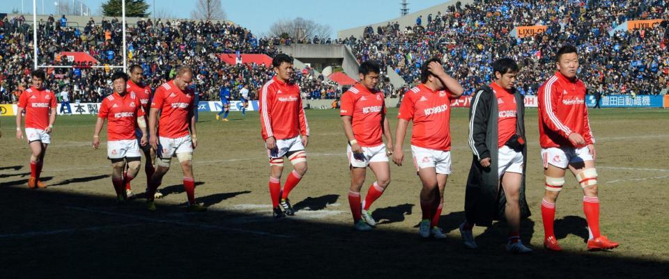 ヤマハに敗れ肩を落とす神戸製鋼フィフティーン＝秩父宮（撮影・棚橋慶太）