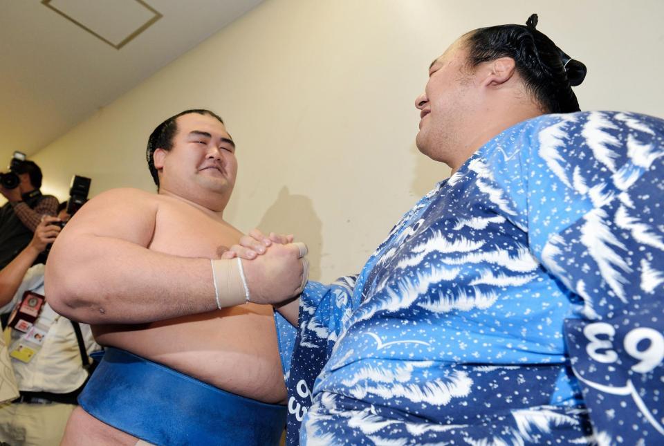 豊ノ島（右）から祝福され手を握り合う琴奨菊（撮影・堀内翔）