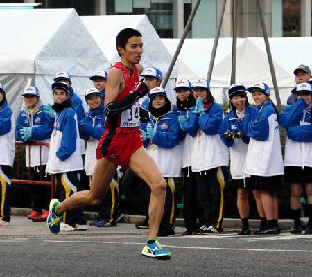 　沿道の声援を受け愛知を懸命に追いかける広島の工藤有生（撮影・持木克友）