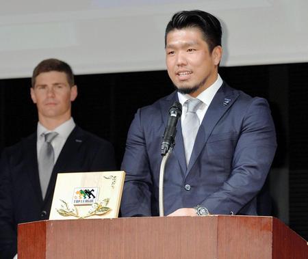 ＭＶＰに輝き、受賞の言葉を述べるパナソニック・堀江（撮影・西岡正）