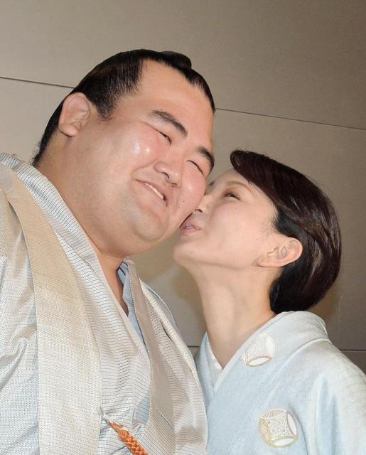 琴奨菊祝賀会で妻祐未さんがお祝いキス