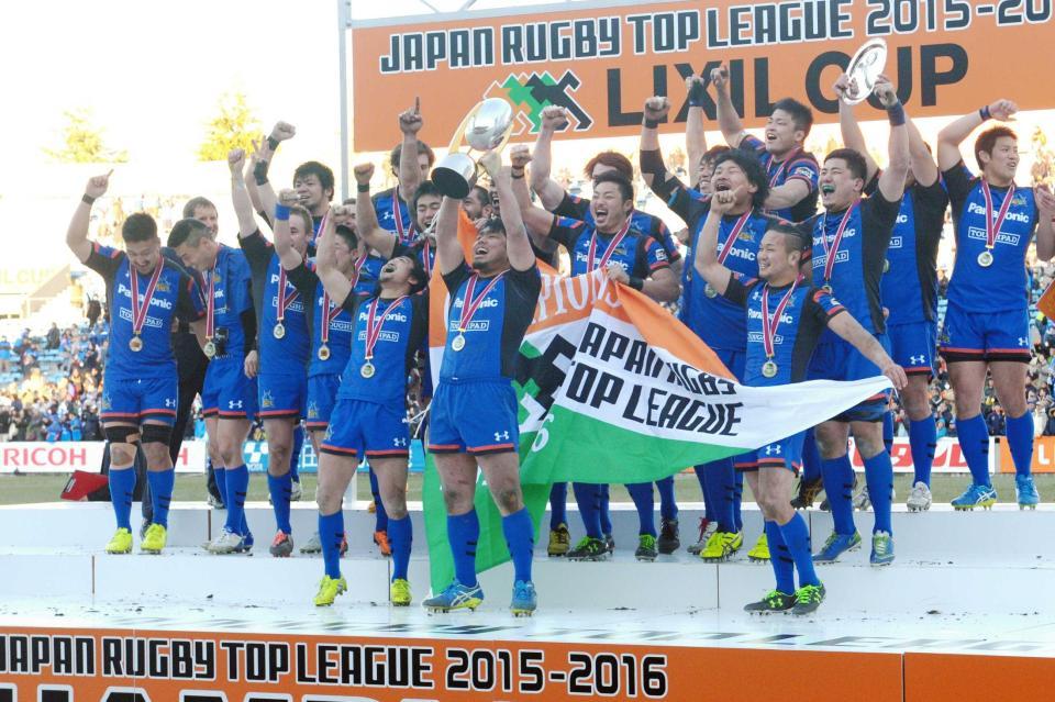 　優勝し喜びを爆発させるパナソニックフィフティーン