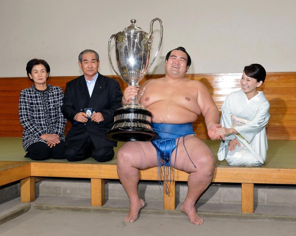 記念撮影に納まる（左から）母・美恵子さん、父・一典さんと奥さんの祐未さん（右）に祝福される琴奨菊＝両国国技館（撮影・堀内翔）