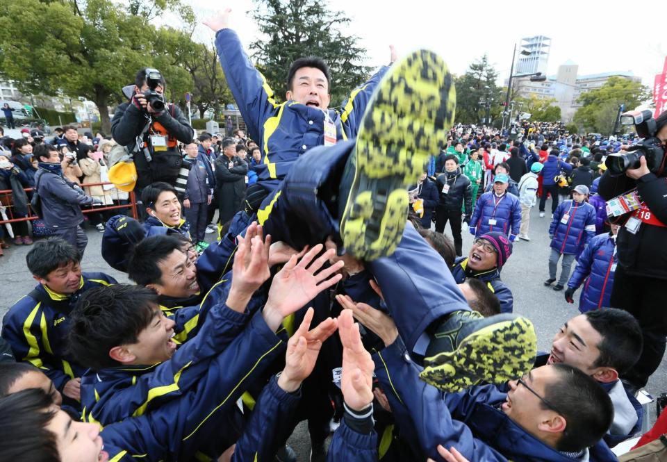 優勝を果たし、胴上げされる愛知の佐藤敏信監督＝広島市中区