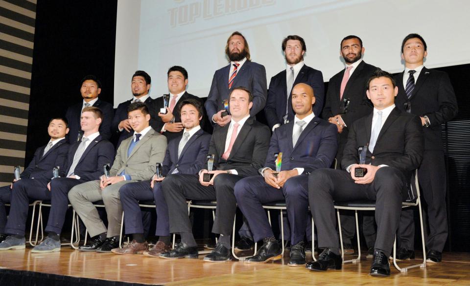 ベストフィフティーンに選出された五郎丸歩（右下）、田中史朗（左下）ら＝東京・ベルサール汐留（撮影・西岡正）