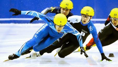 　ショートトラック成年男子１０００メートル決勝　優勝した岩手の村竹啓恒（１）＝岩手県立県北青少年の家スケート場