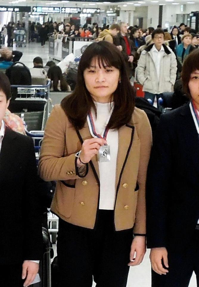 13年ぶりに黒星を喫した大会から帰国した伊調馨＝成田空港